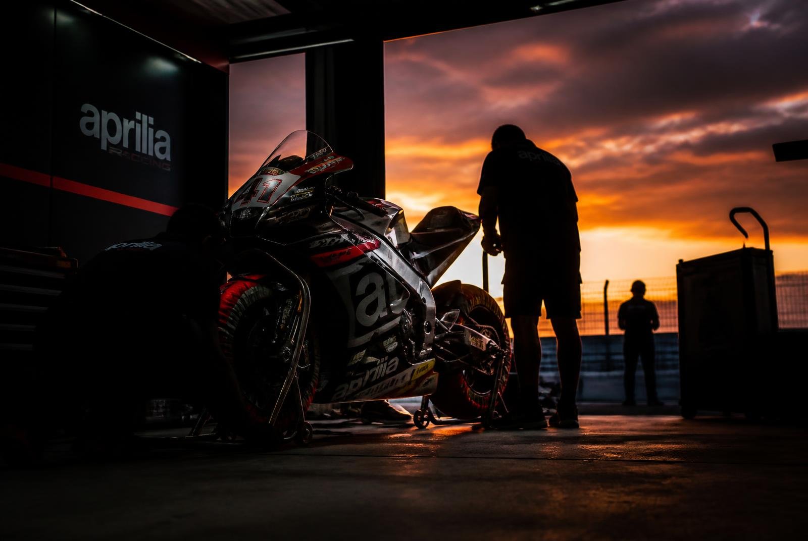 Motocicleta esportiva em ambiente de competição