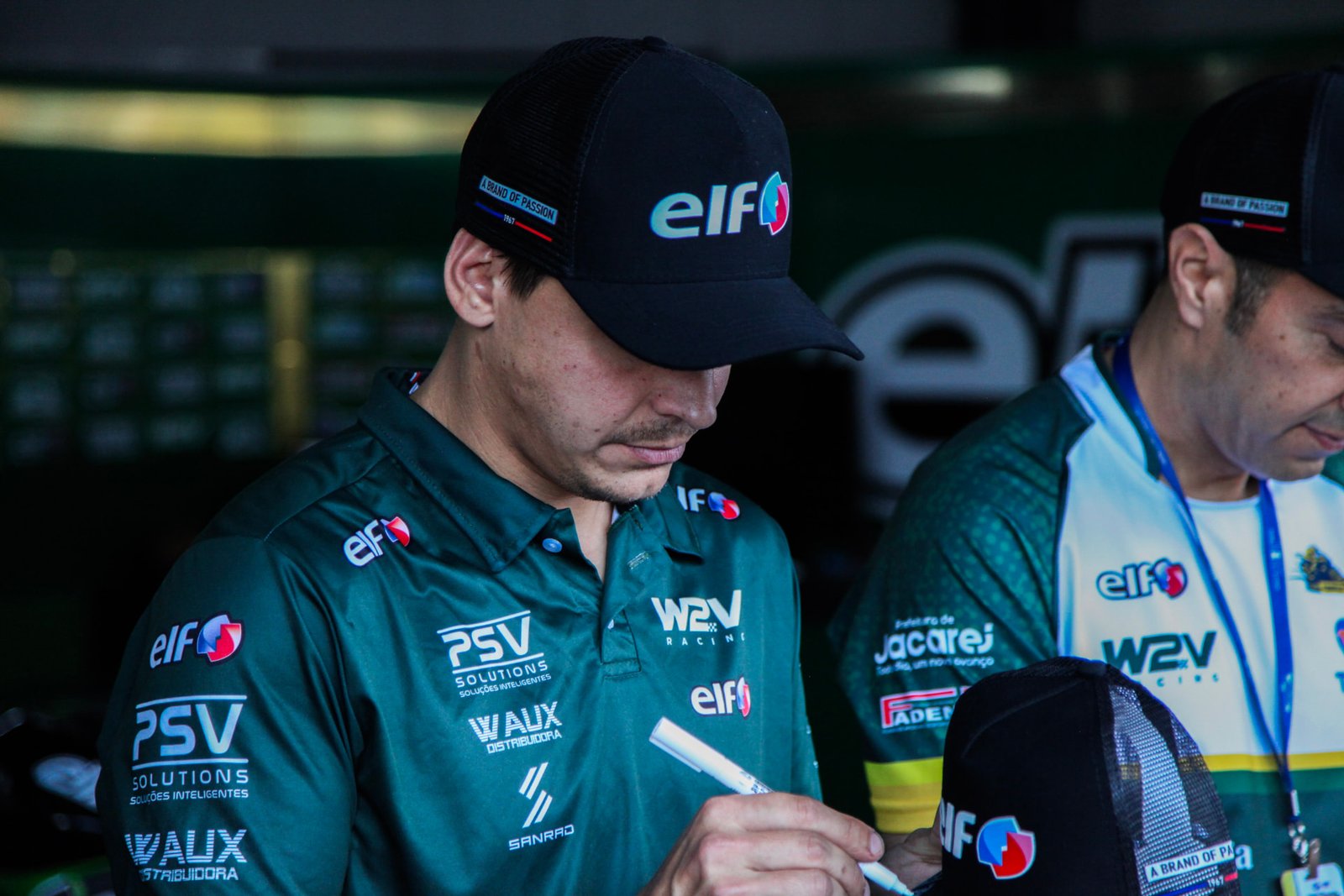 Equipe acompanhando uma sessão de motovelocidade no pit wall
