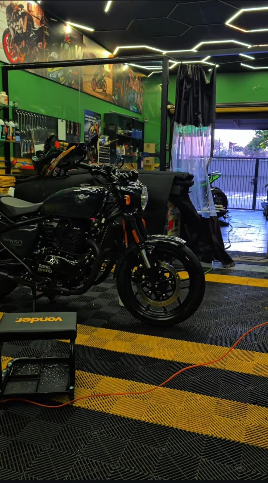Motocicleta na oficina W2V